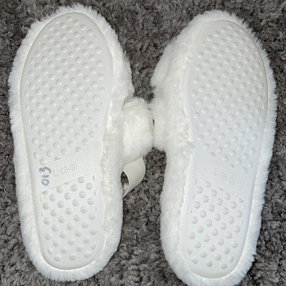 White slippers - Picture 3 of 5